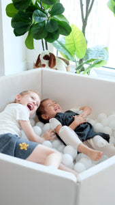 Foldable White Ball Pit with 300 balls